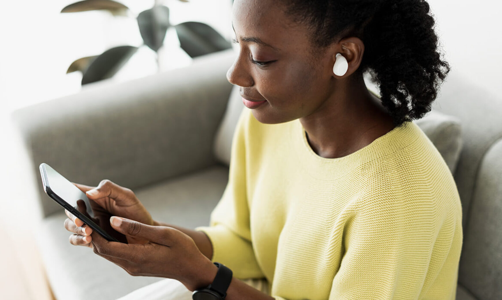 woman-wearing-wireless-earbuds