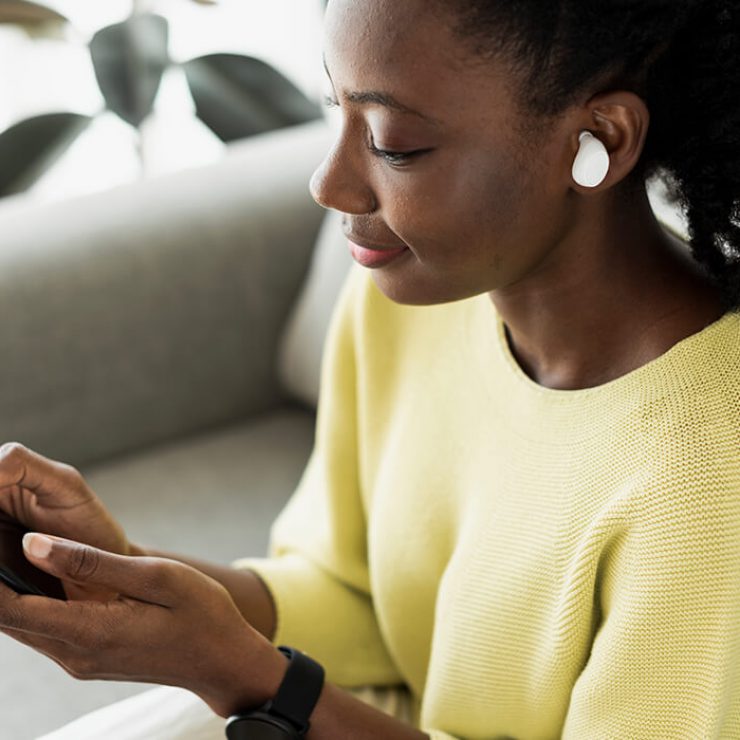 woman-wearing-wireless-earbuds